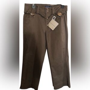 Brown Bandolino capris NWT.